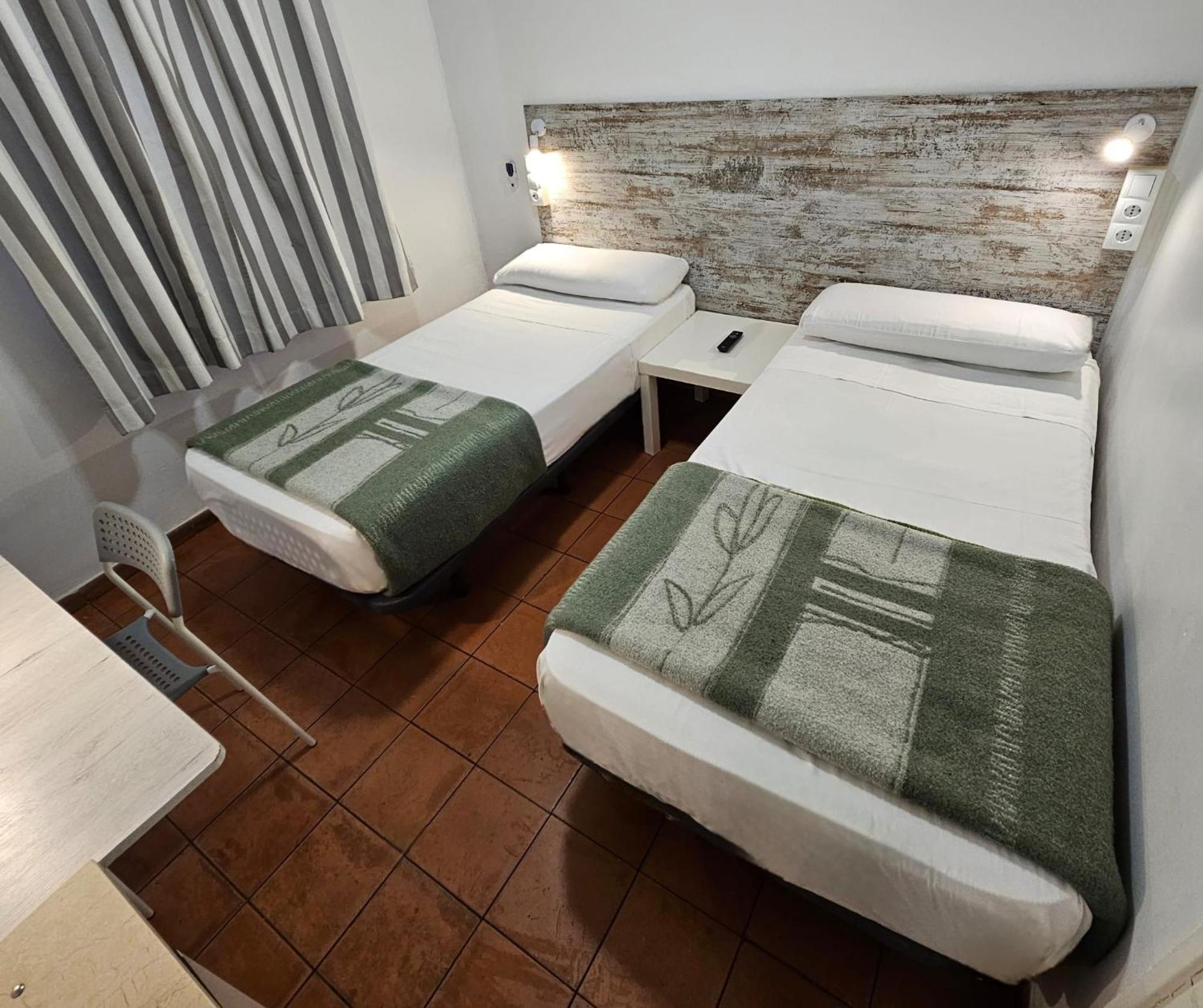 فندق Casa De Huespedes Almansa مدريد المظهر الخارجي الصورة